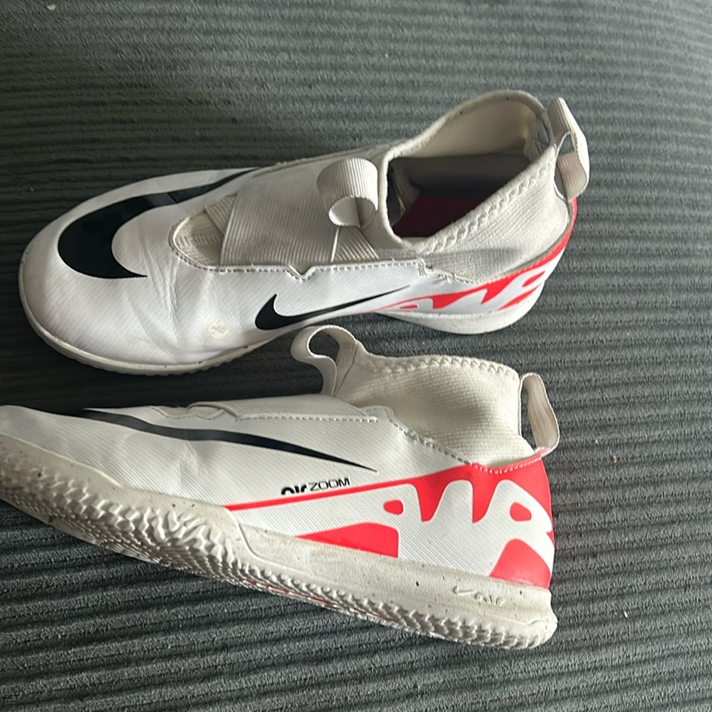 Nike Aire Zoom indoor flat Futsal shoes sz 4Y